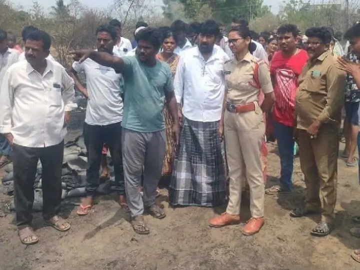 అగ్ని ప్రమాద స్థలాన్ని పరిశీలించిన ఎస్సై