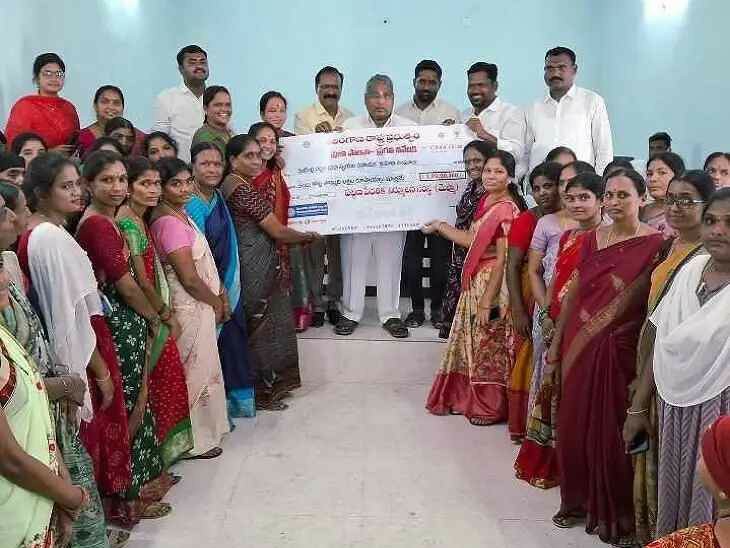 మహిళా సంఘాలకు రూ.2.9 కోట్లు చెక్కు అందజేత