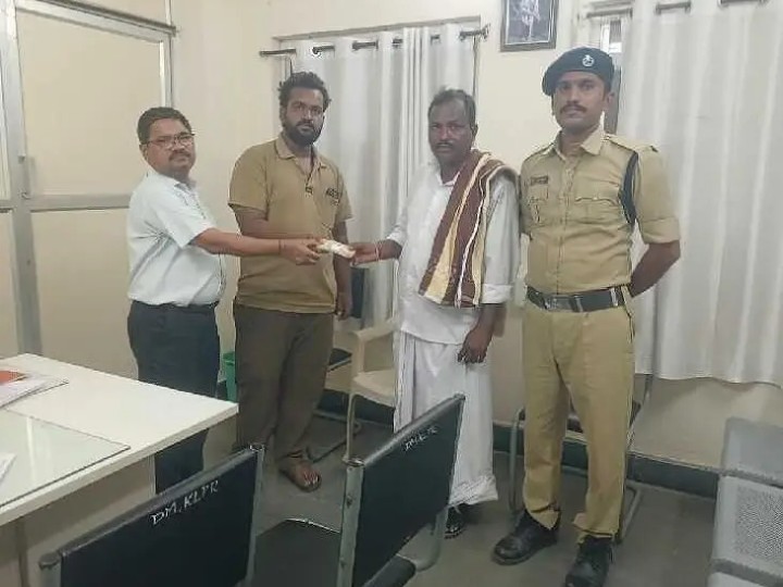 బస్సులో మరిచిపోయిన నగదు అందజేత