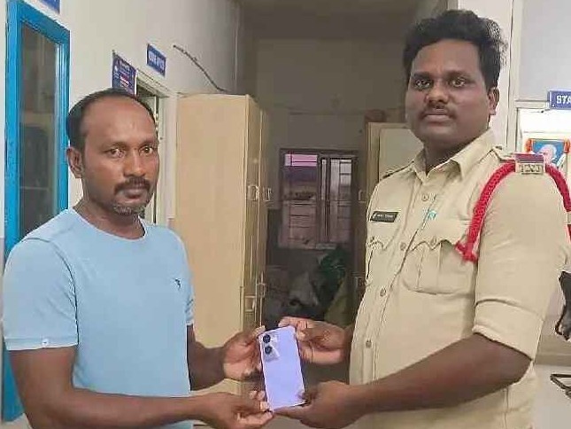 పోయిన ఫోన్ తిరిగి అందించిన ఎస్సై