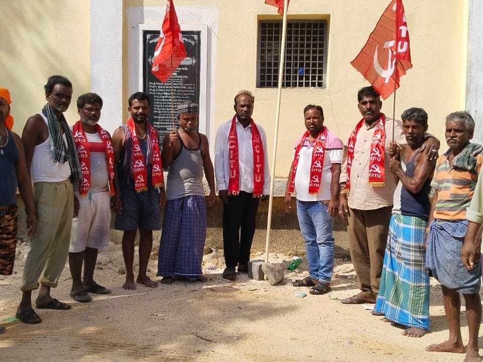 గోరంట్లలో సీఐటీయూ జెండా ఆవిష్కరణ