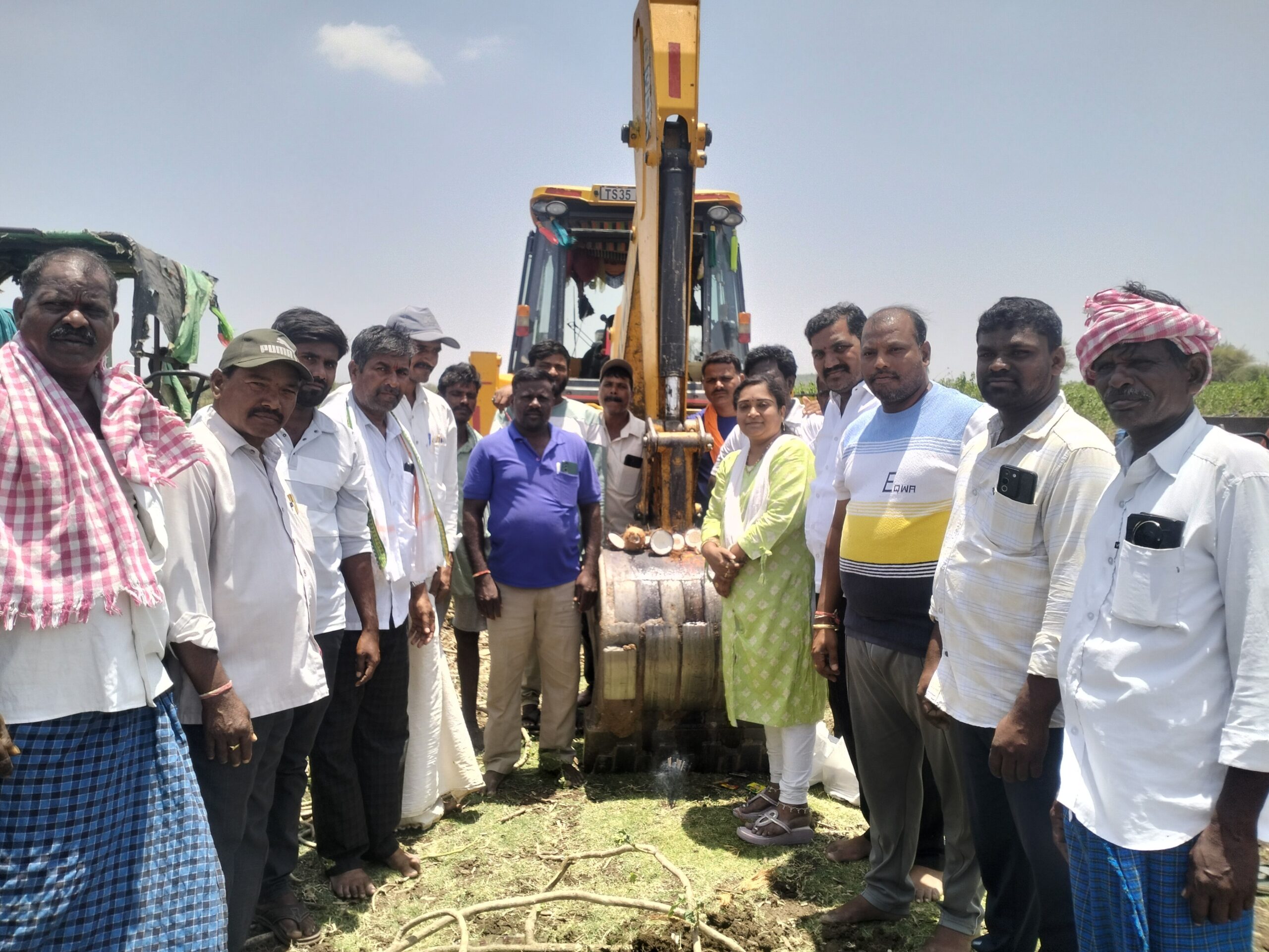 పెద్ద చెరువులో నల్లమట్టి తవ్వకం ప్రారంభం