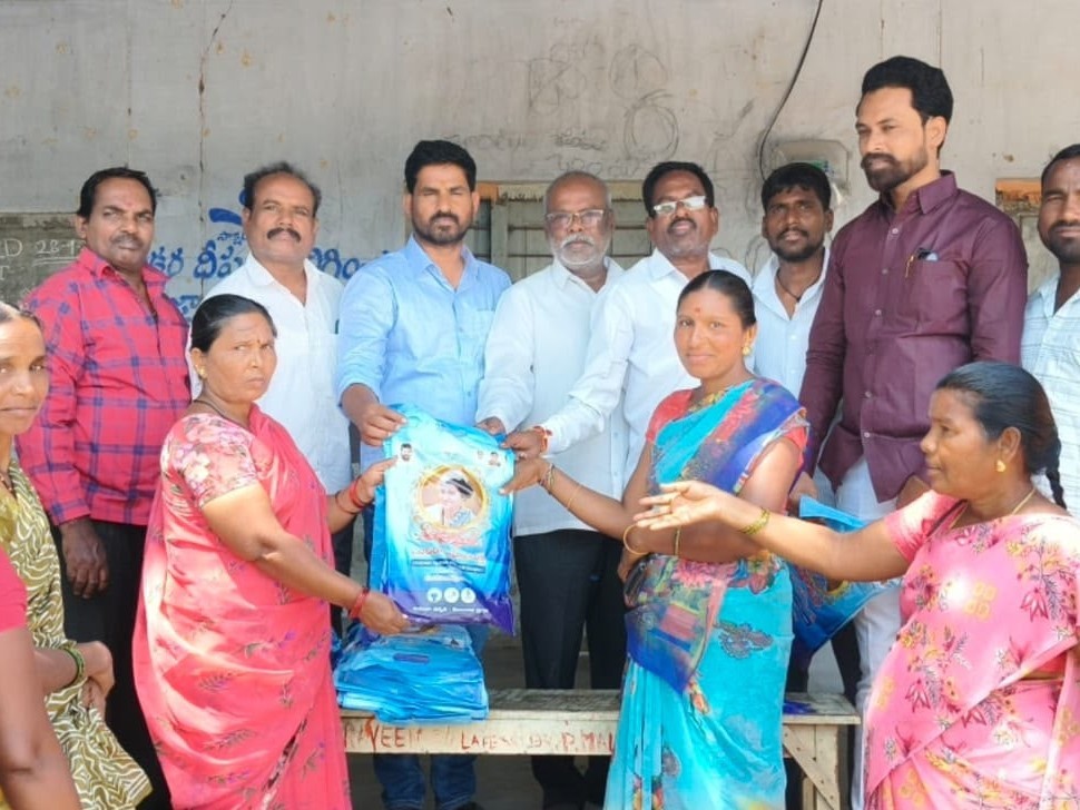 మహిళా సంఘాలకు ఇందిరమ్మ చీరల పంపిణీ