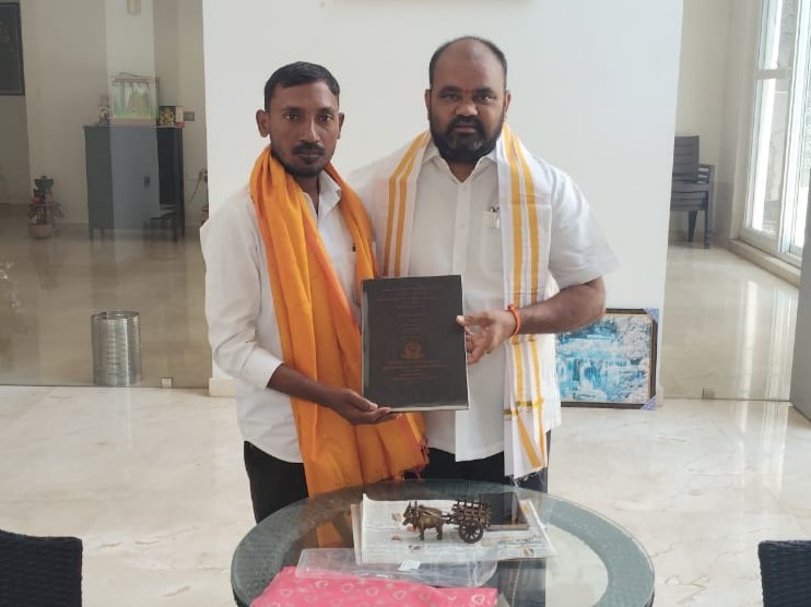 పీహెచ్డీ గ్రహీతను అభినందించిన మాజీ ఎమ్మెల్యే