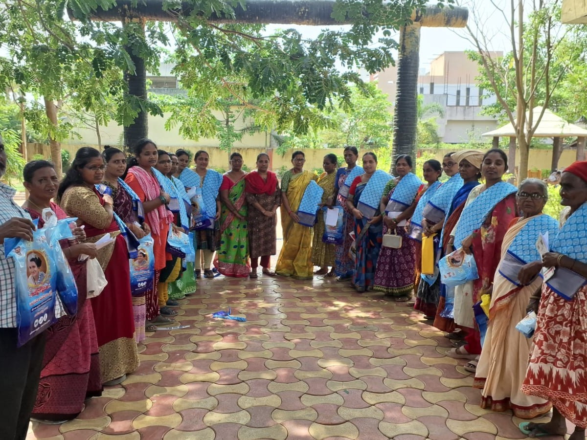 అర్హులైన మహిళలకు చీరల పంపిణీ