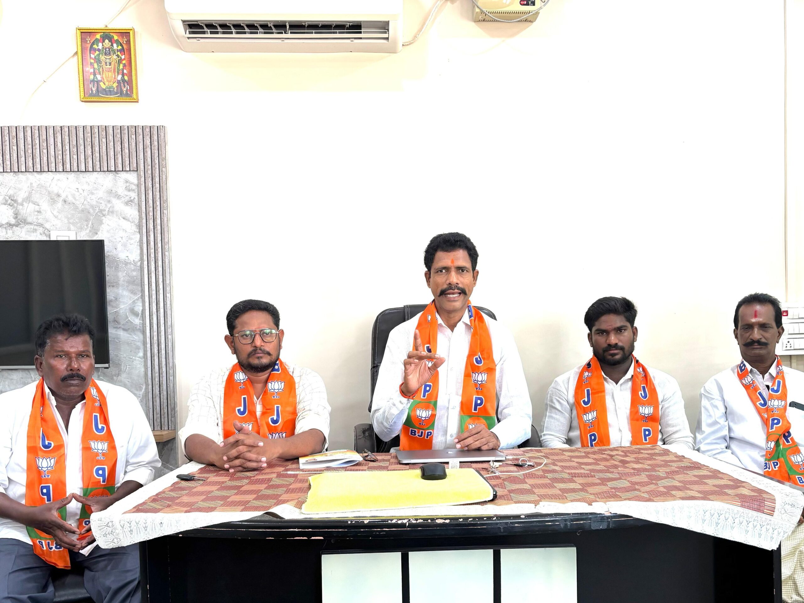 ఆ టెండర్లను వెంటనే రద్దు చేయాలి: బీజేపీ