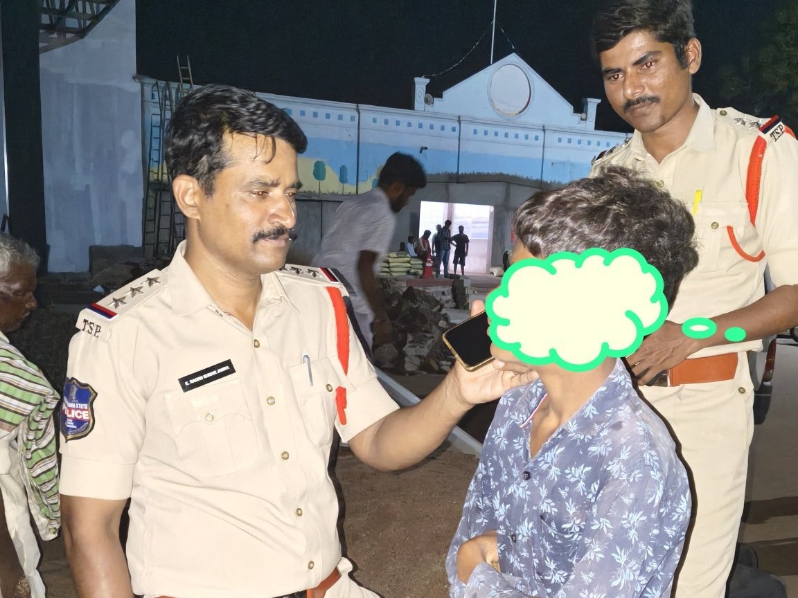తప్పిపోయిన బాలుడుని క్షేమంగా ఇంటికి చేర్చిన పోలీసులు