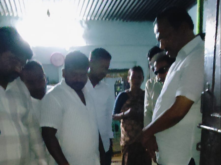 పక్షవాత బాధితుడికి మాజీ మంత్రి బాసట