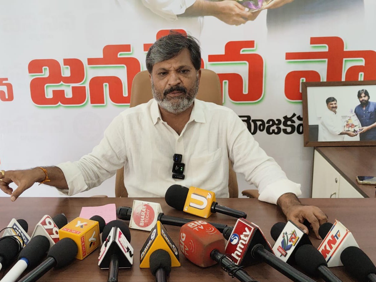 వైసీపీ ట్రాప్‌లో తెలంగాణ విశ్లేషకులు: జనసేన నేత