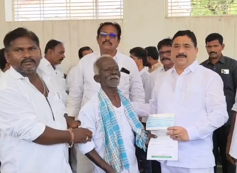 ‘సీఎం సహాయనిధి పేద ప్రజలకు కొండంత అండ’