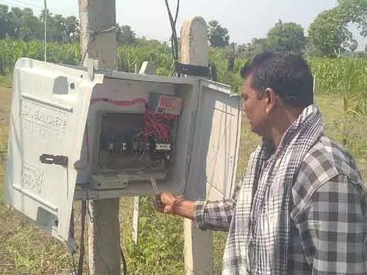 కేబుల్ వైర్ల చోరీ.. ఇబ్బందుల్లో రైతులు..!