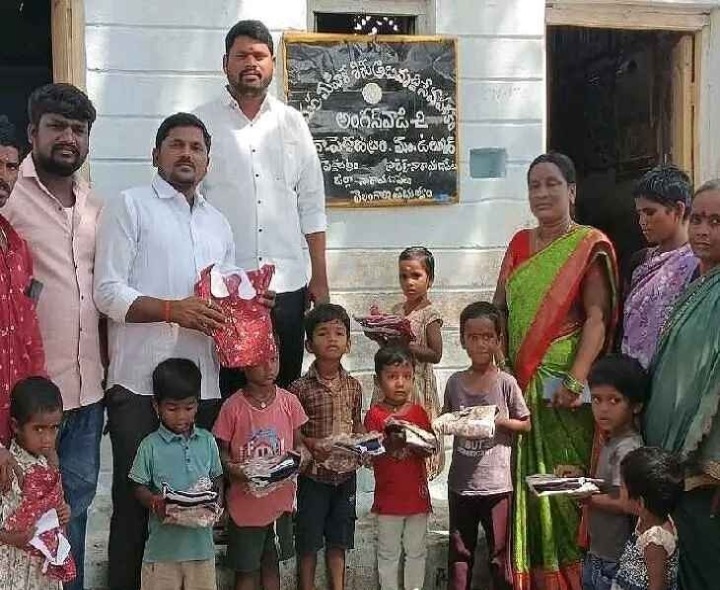 అంగన్వాడీ చిన్నారులకు యూనిఫాంల పంపిణీ