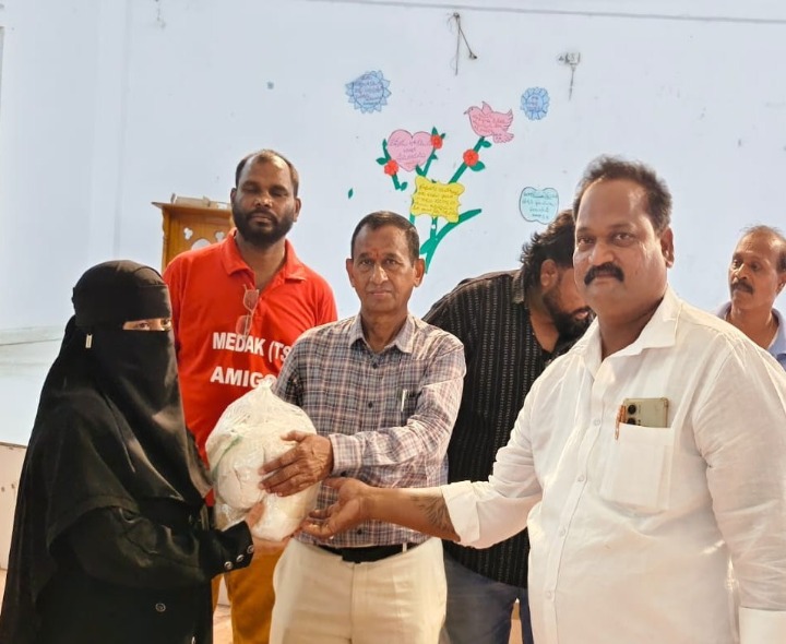 నిత్యవసర సరుకులు పంపిణీ