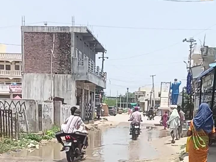 గుంతల దారి.. ప్రమాదాలతో సవారీ!