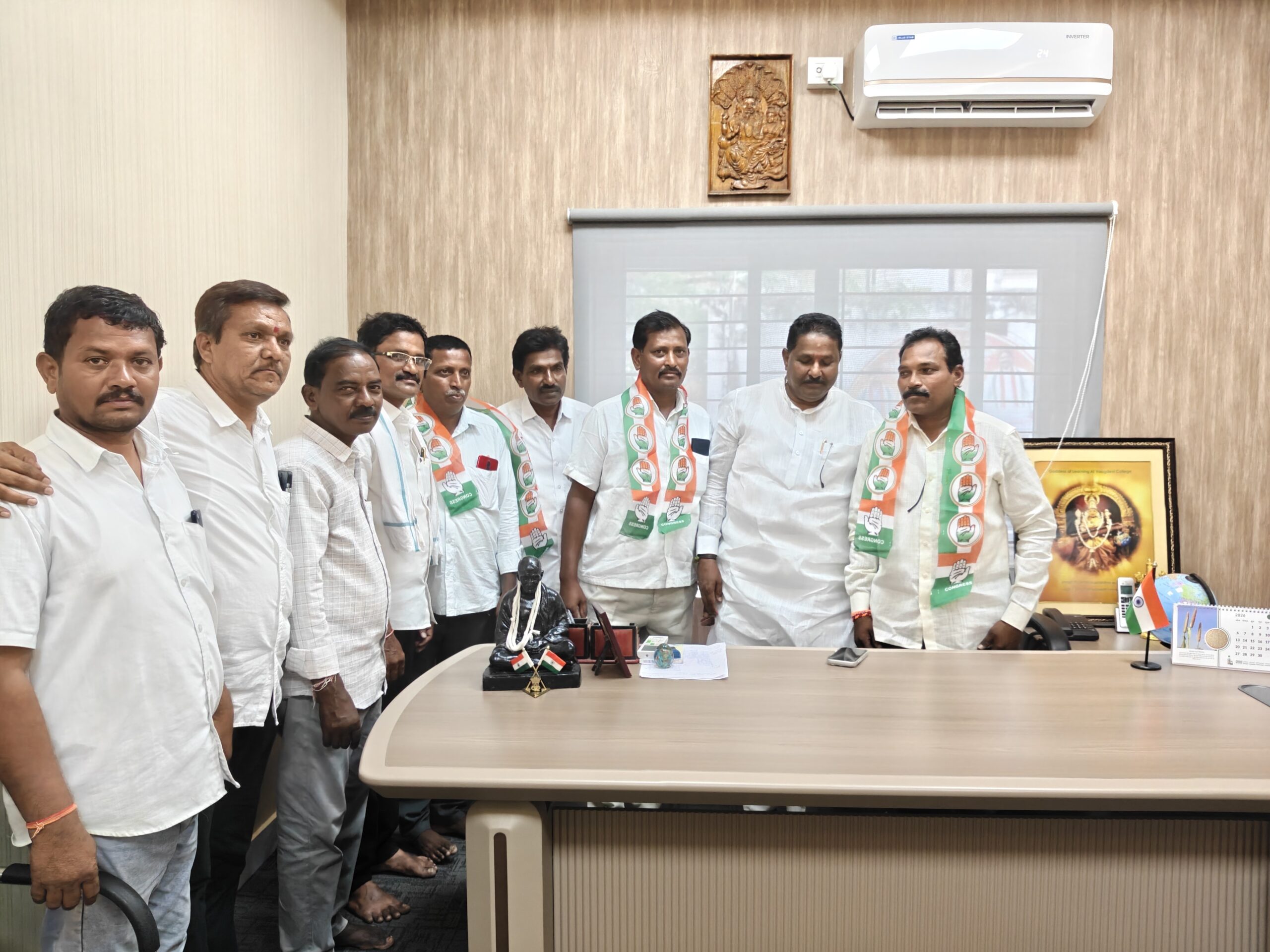 కాంగ్రెస్ పార్టీలో మాజీ సొసైటీ ఛైర్మన్ చేరిక