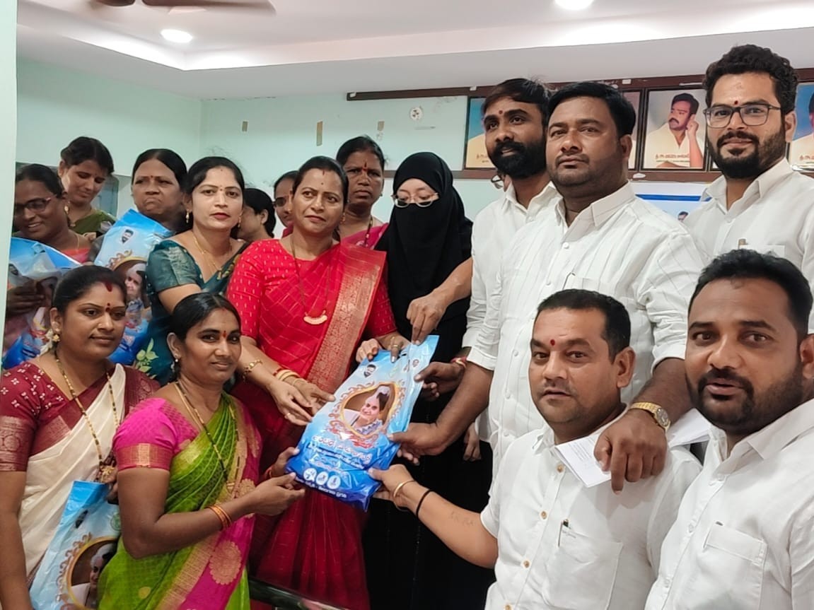 ఇందిరమ్మ చీరలను పంపిణీ చేసిన మున్సిపల్ ఛైర్‌పర్సన్