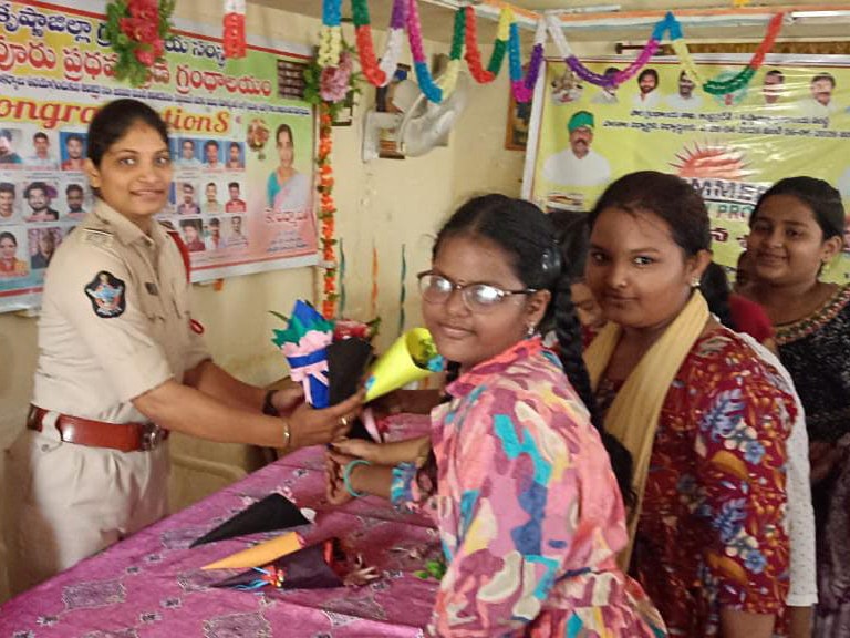 సైబర్ నేరాలపై అవగాహన కల్పించిన ఎస్సై