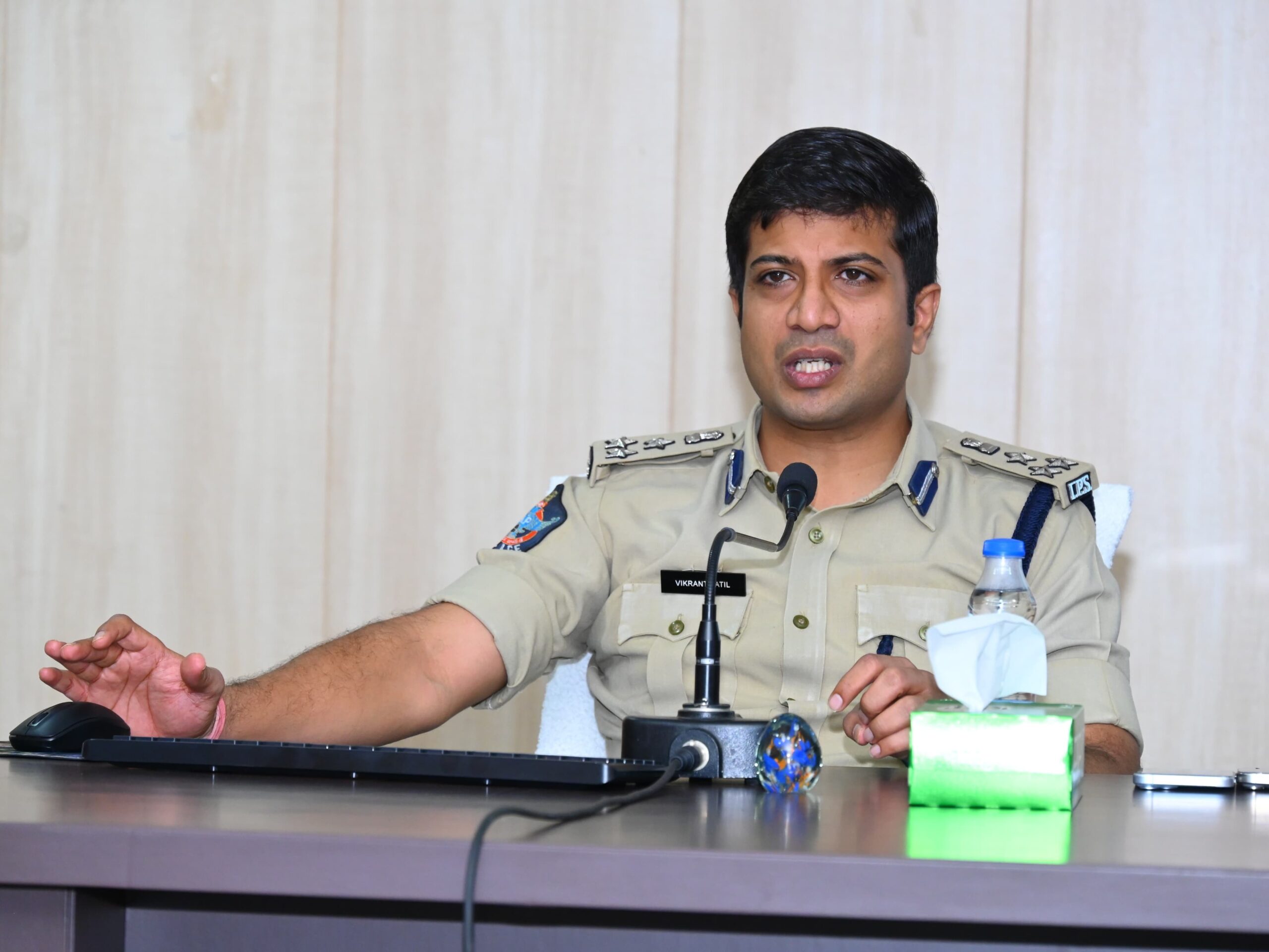 పోలీస్ అధికారులతో ఎస్పీ సమీక్ష సమావేశం