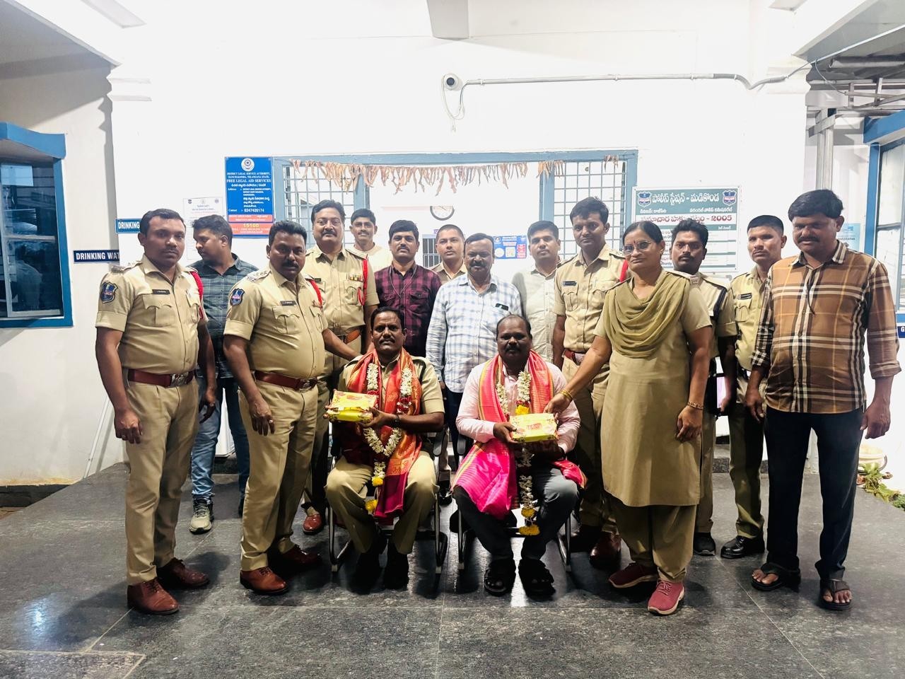 బదిలీపై వెళ్తున్న పోలీసు సిబ్బందికి ఘన వీడ్కోలు
