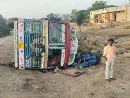 వరి ధాన్యం లారీ బోల్తా