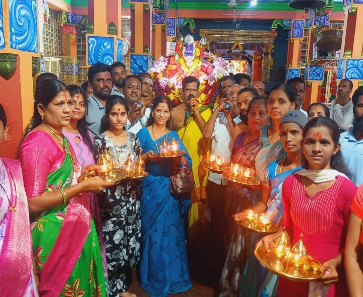 భక్తి శ్రద్ధలతో  ఏడుపాయల అమ్మవారి పల్లకి సేవ