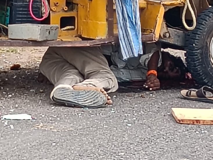 మట్టి కుప్పను తప్పించబోయి ఆటో డ్రైవర్ మృతి!