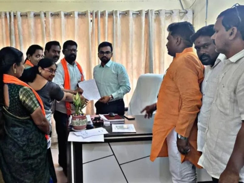 నాణ్యతలేని బీటీ రోడ్డుపై కమిషనర్‌కు వినతి
