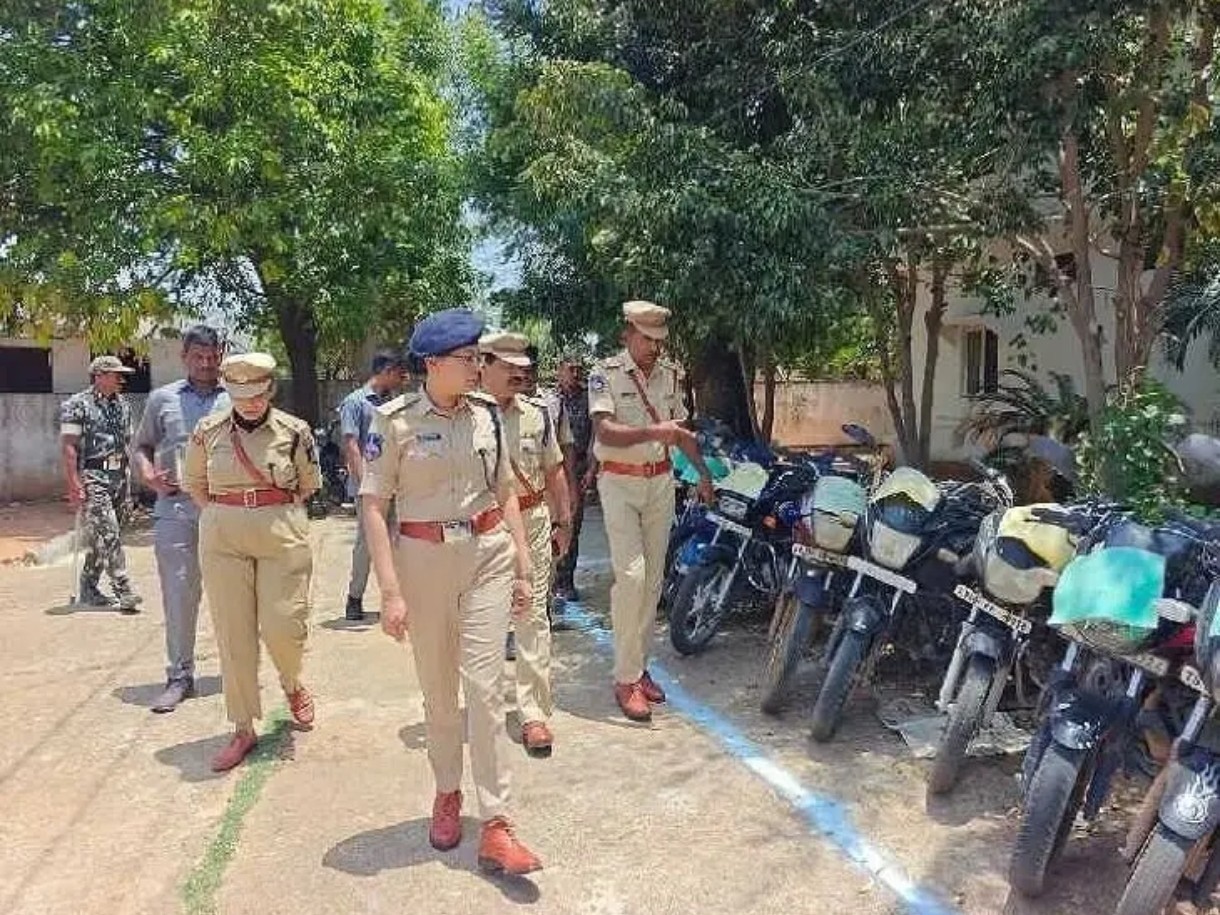 కూకునూర్‌పల్లి పోలీస్ స్టేషన్‌లో సీపీ ఆకస్మిక తనిఖీ