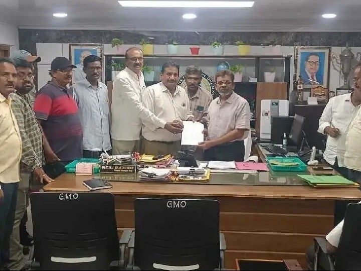 కార్మికులను విధుల నుంచి తొలగించడం అన్యాయం