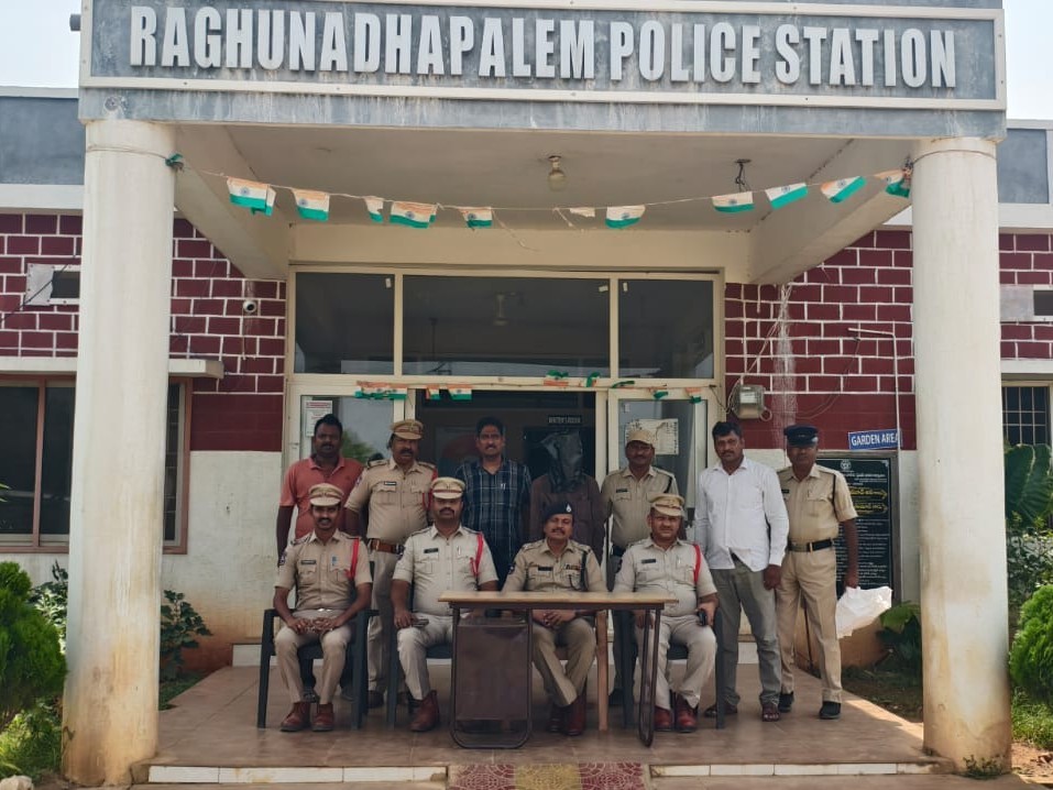మోసాలకు పాల్పడుతున్న నిందితుడి అరెస్ట్: ఏసీపీ