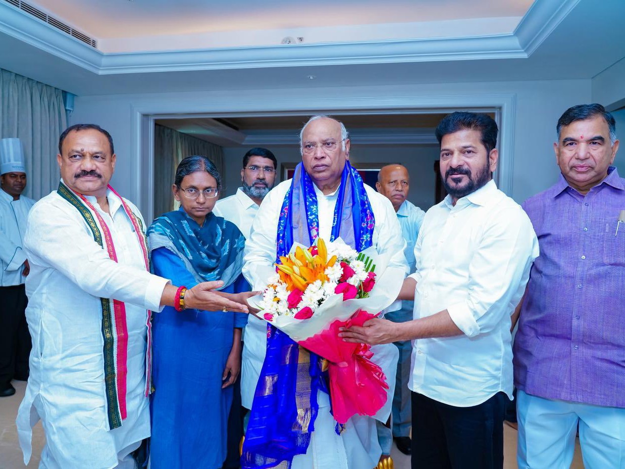 ఖర్గేను మర్యాదపూర్వకంగా కలిసిన సీఎం