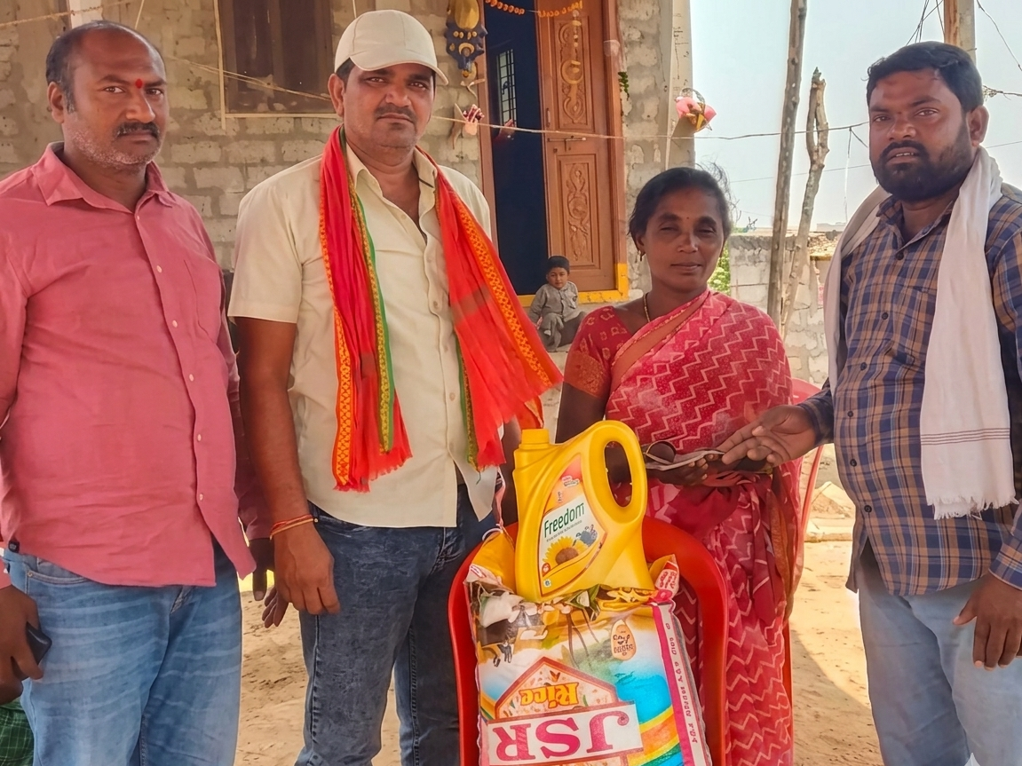 స్నేహితురాలి కుటుంబానికి క్లాస్‌మేట్స్ అండ