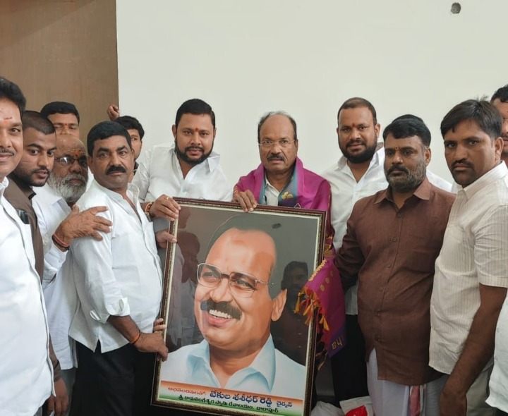 కేఎల్ఆర్‌ను సన్మానించిన ఆలయ కమిటీ సభ్యులు