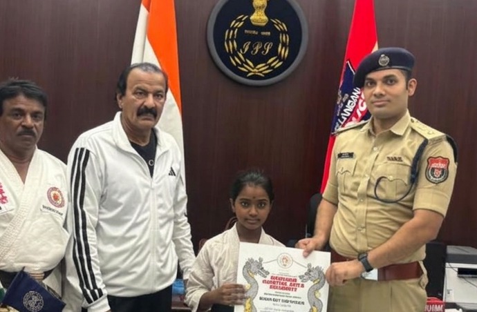 కరాటేలో బ్లాక్‌బెల్ట్ సాధించిన వేములవాడ చిన్నారి