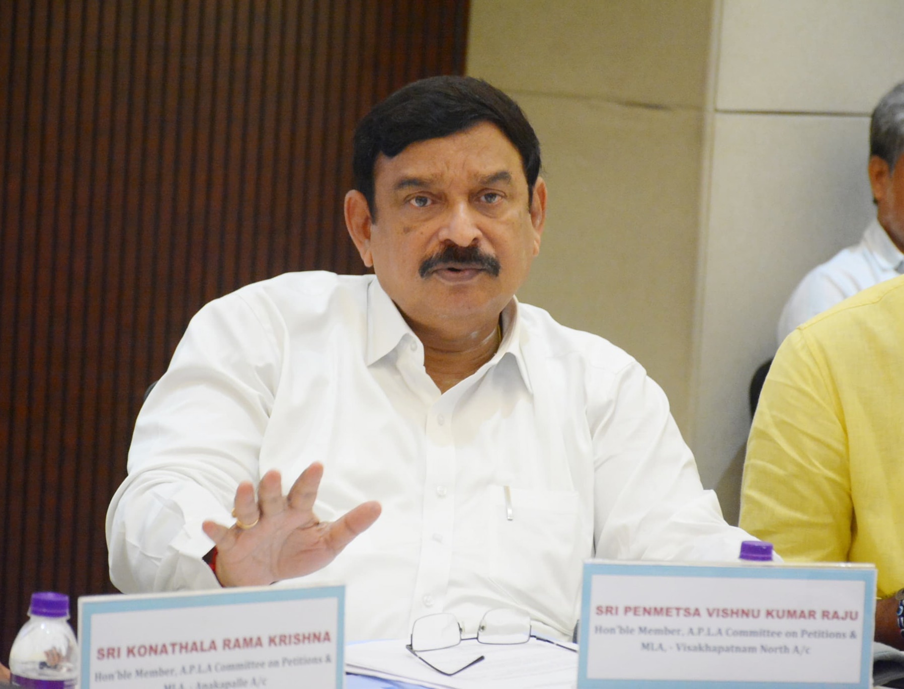 విశాఖ ఎయిర్‌పోర్ట్ కొనసాగించాలి: బీజేపీ ఎమ్మెల్యే