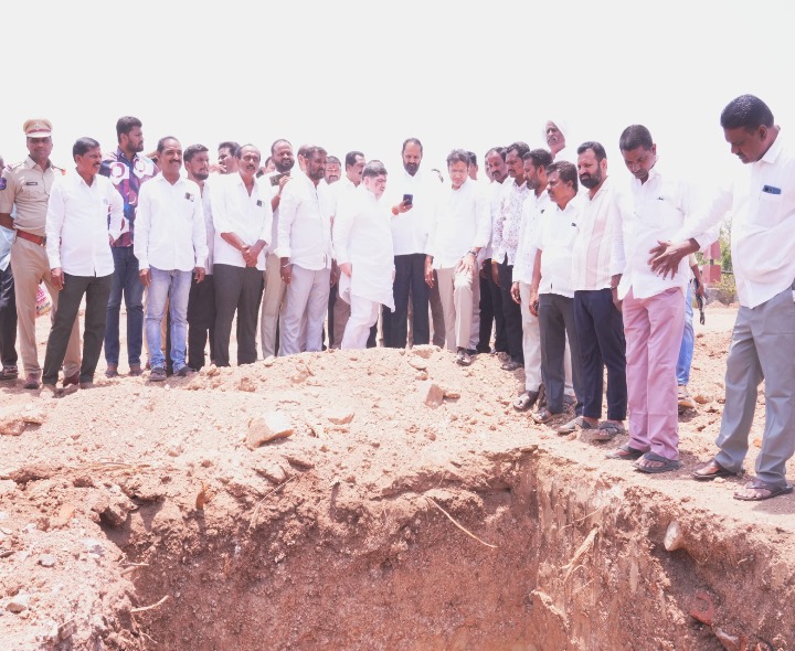 బస్ డిపో నిర్మాణ స్థలాన్ని పరిశీలించిన మంత్రులు