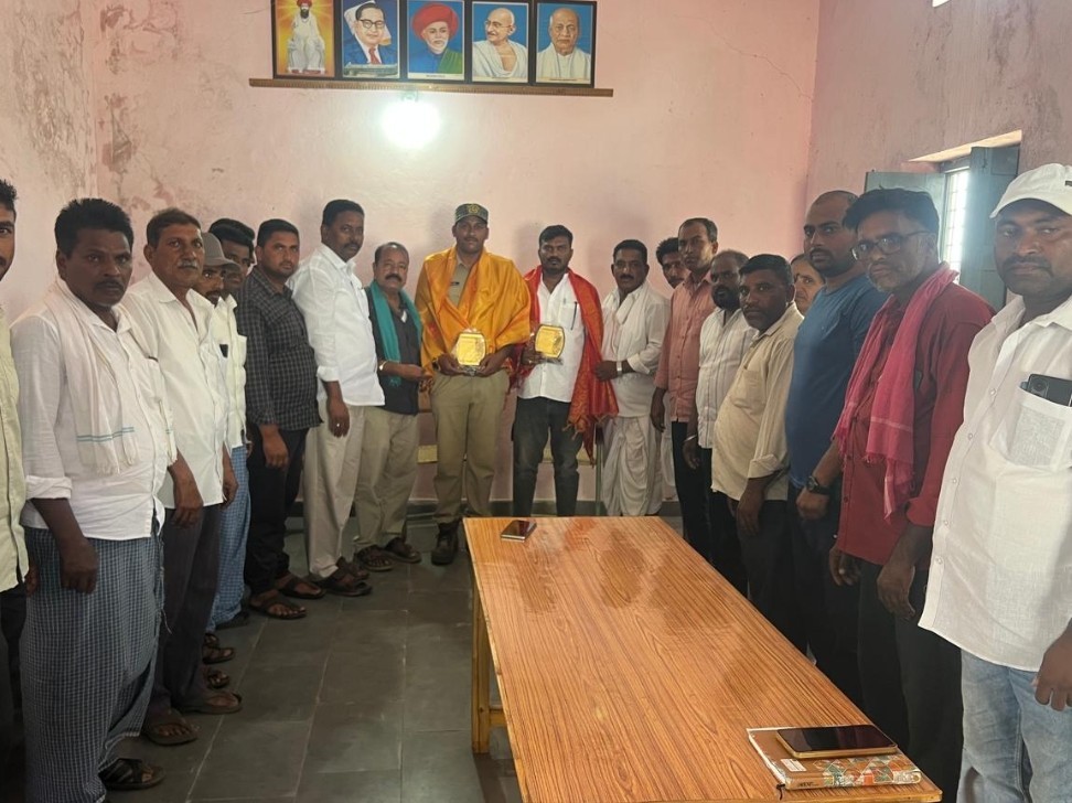 అధికారులను సన్మానించిన గ్రామస్థులు