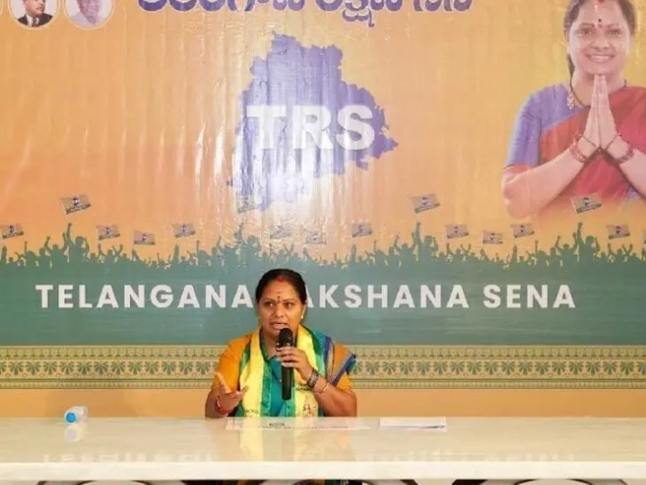 కేంద్రం చేస్తున్న కుట్రలకు రాష్ట్ర సర్కార్ వత్తాసు: కవిత