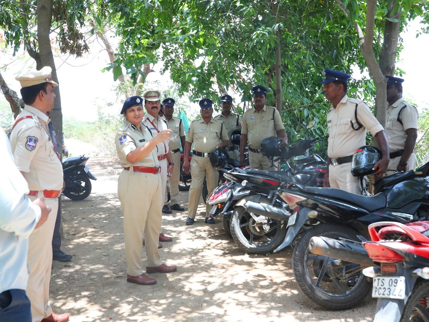 పోలీస్ అధికారులకు ఎస్పీ కీలక ఆదేశాలు