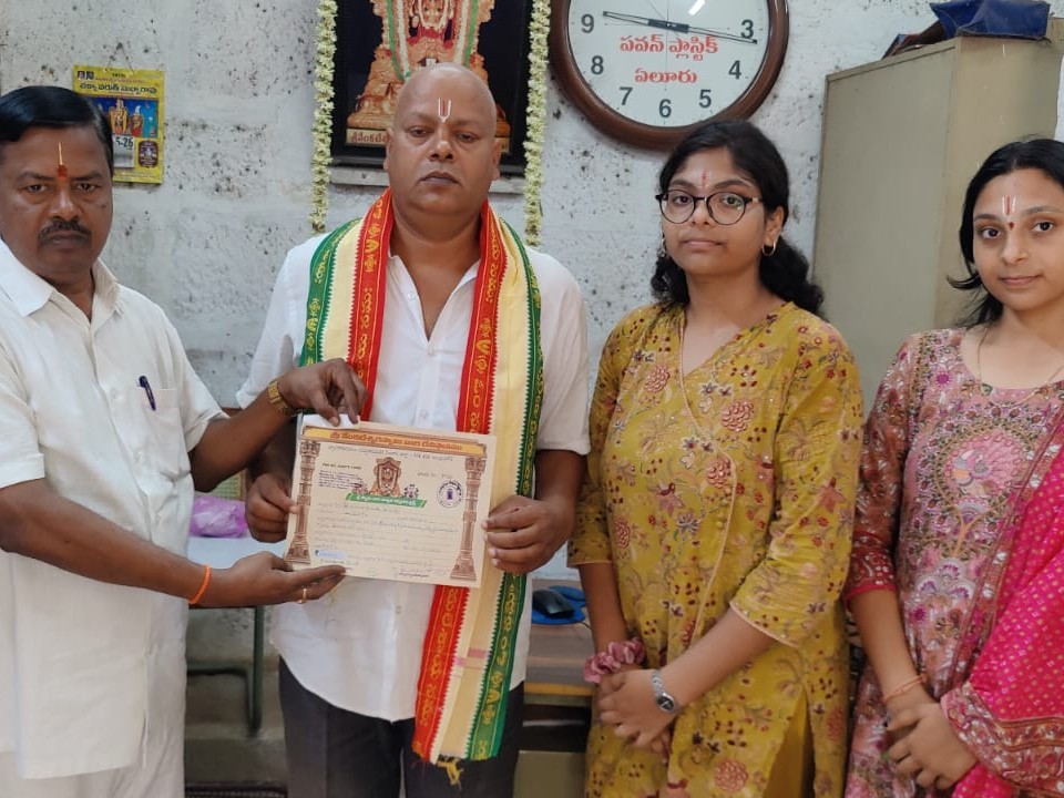 చిన వెంకన్న ఆలయానికి విరాళాలు
