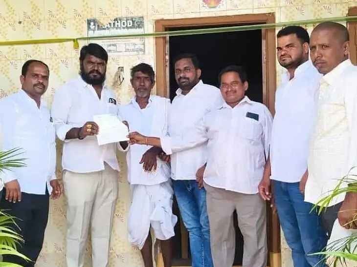 వెంకటేష్‌కు సీఎం సహాయనిధి చెక్కు