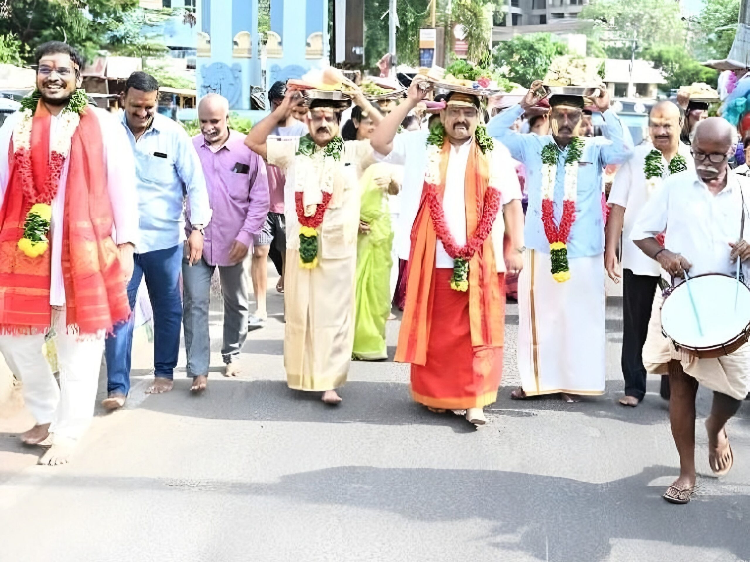 తాతయ్యగుంట గంగమ్మకు పూర్వ విద్యార్థుల సారే