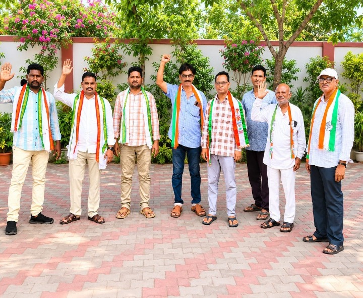 ‘జిల్లా అభివృద్ధికి అధికారులు ప్రత్యేక చొరవ చూపించాలి’