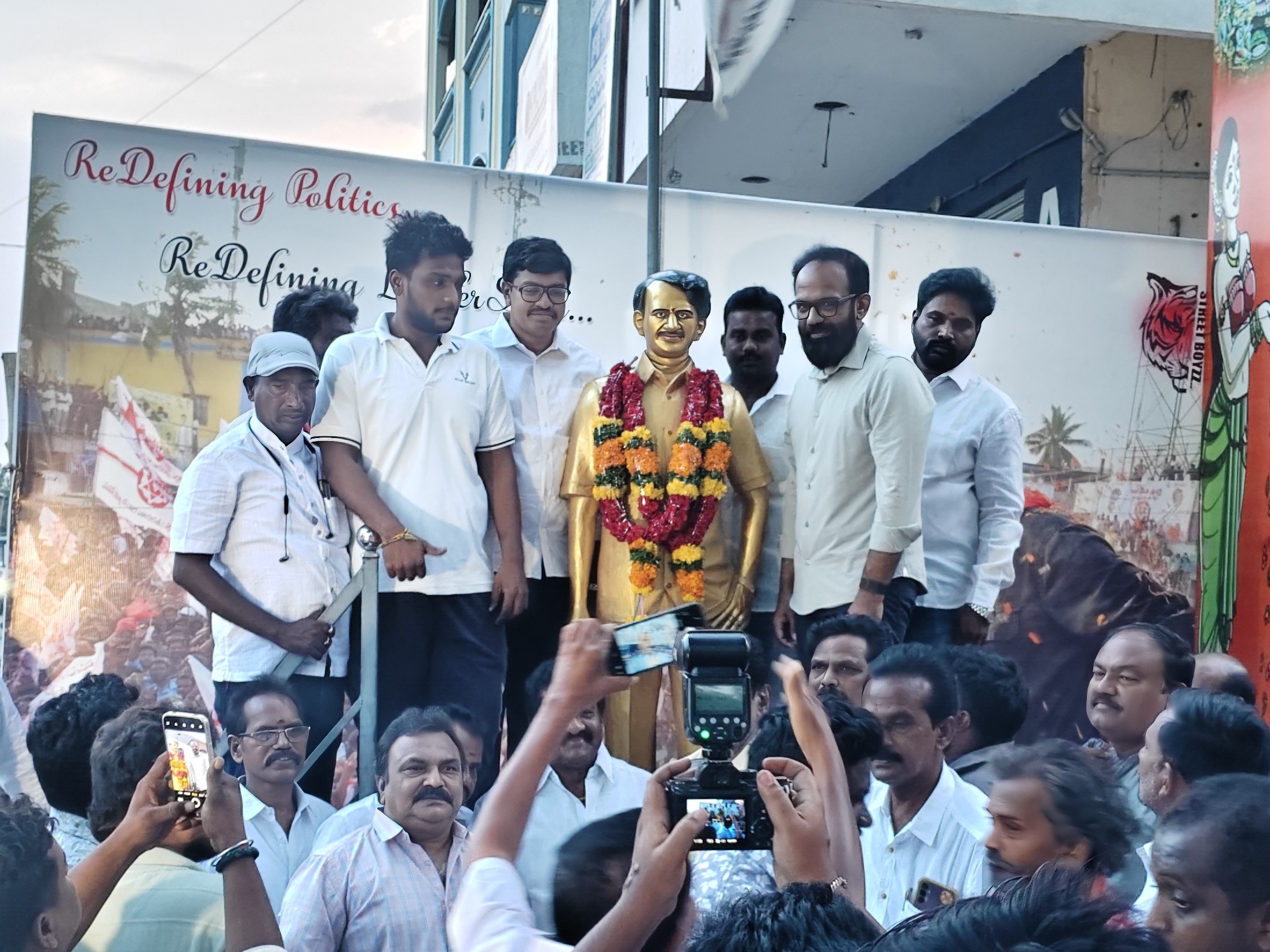 వంగవీటి రంగా విగ్రహానికి వంగవీటి రాధా నివాళి
