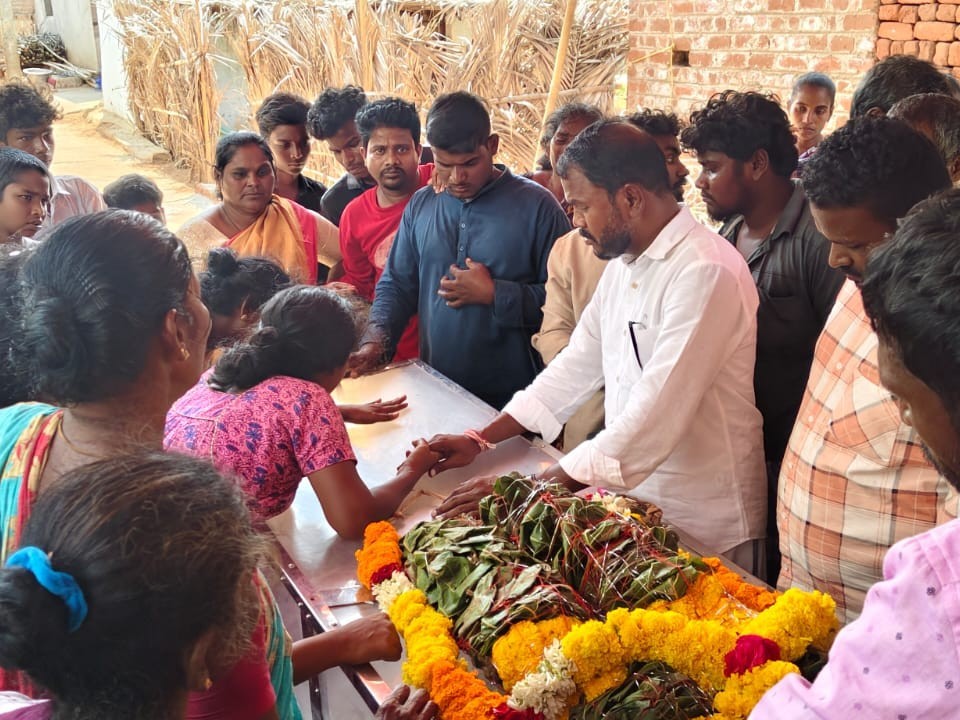 మృతుడి కుటుంబానికి ఆర్థిక సాయం