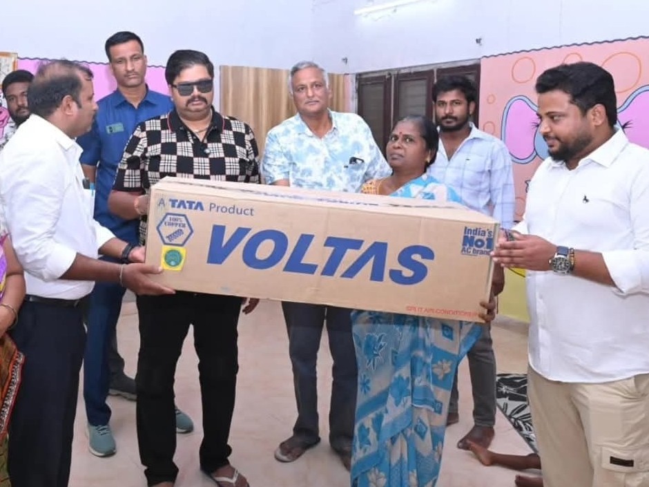 ఏసీ వితరణగా అందించిన ఎమ్మెల్యే