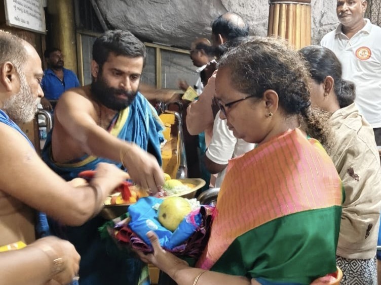 విద్యాధరి క్షేత్రంలో కలెక్టర్ పూజలు