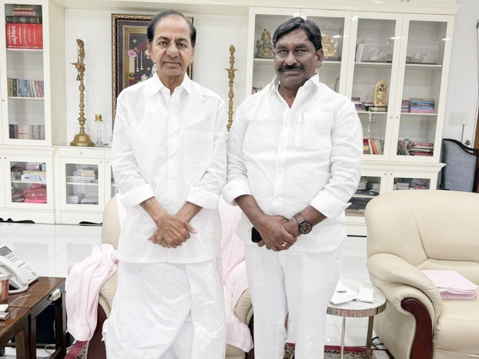 మాజీ సీఎంను కలిసిన ఫుడ్ కమిషన్ ఛైర్మన్