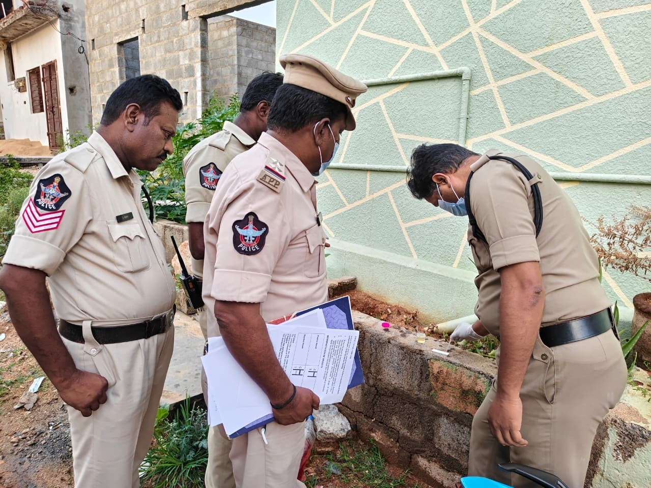 డ్రగ్స్ వినియోగంలో నలుగురు పట్టివేత