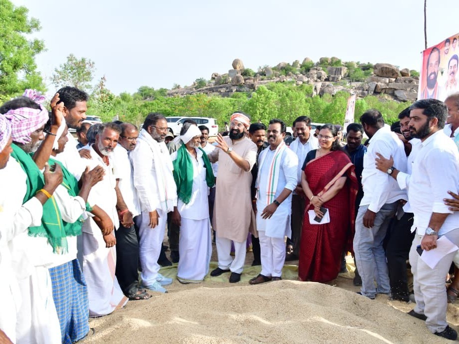 కొనుగోలు కేంద్రానికి మంత్రులు, కలెక్టర్ సందర్శన